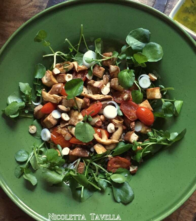 Lauwwarme maaltijdsalade met waterkers, tofu, boekweit & shiitake