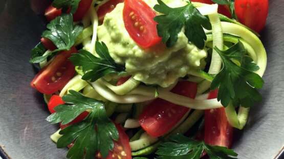 Raw & vegan: zoodles (courgetti) met romige avocado pesto