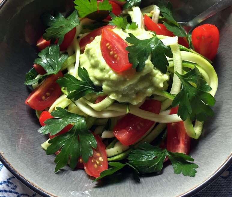 Raw & vegan: zoodles (courgetti) with creamy avocado pesto