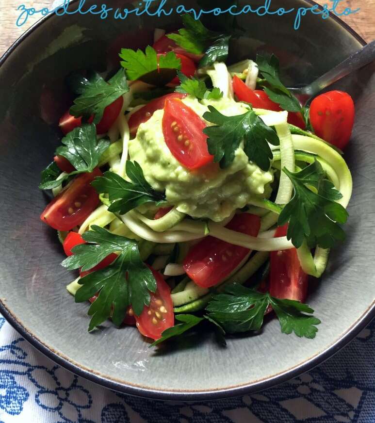 Raw & vegan: zoodles (courgetti) met romige avocado pesto