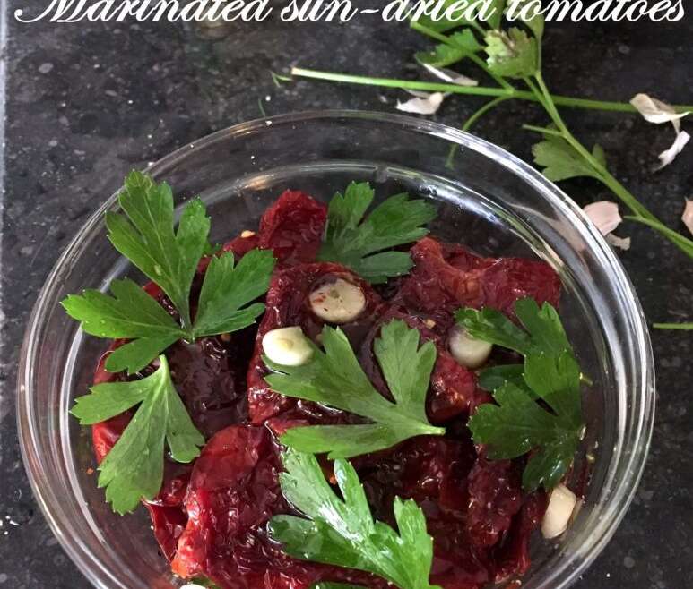 Pittige gemarineerde zongedroogde tomaten