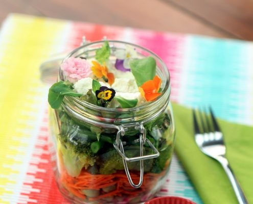 Salade met eetbare bloemen salad with edible flowers