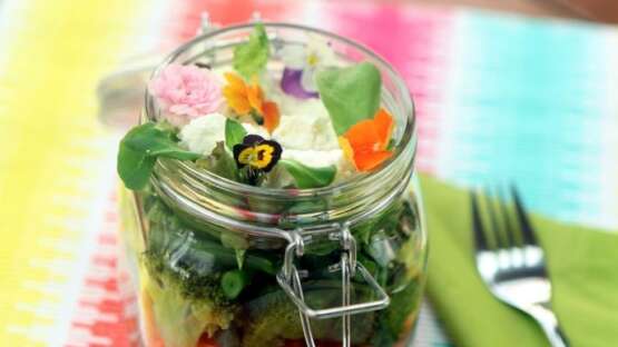 Makkelijke salade met eetbare bloemen en pittige yoghurt dressing