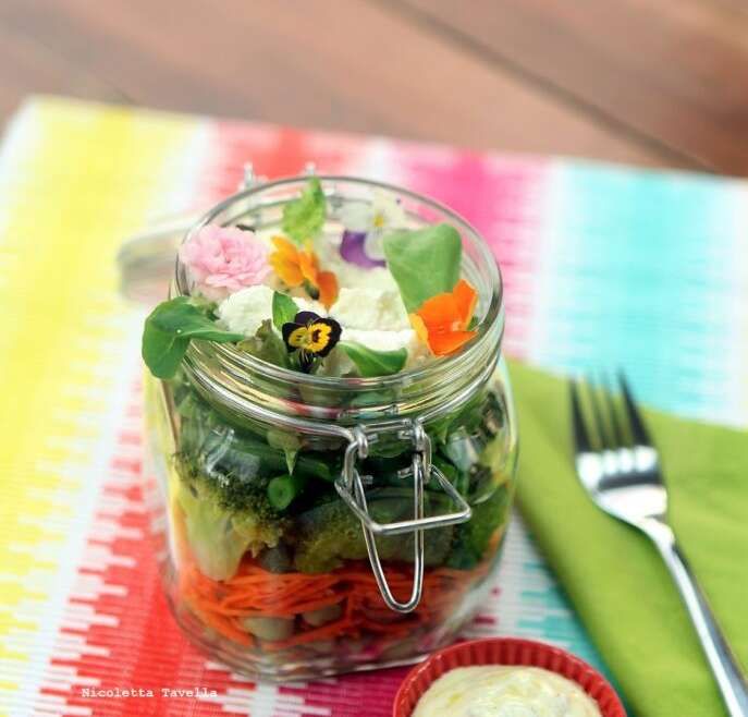 Makkelijke salade met eetbare bloemen en pittige yoghurt dressing