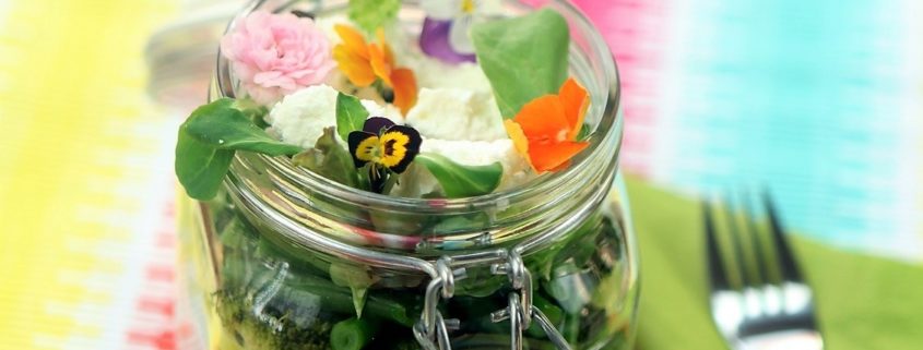 Salade met eetbare bloemen salad with edible flowers