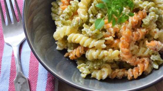 Zomerpasta met bloemkool-amandelpesto