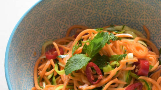 Spaghetti van zoete aardappel en courgette met een Thais tintje