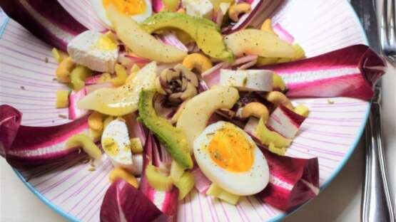 Paassalade met radicchio, peer, cashewnoten en avocado