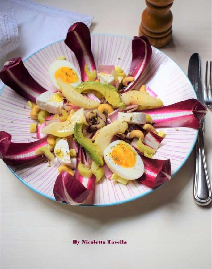 Paassalade met radicchio, peer, cashewnoten en avocado