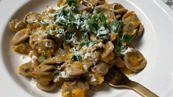Orecchiette met pompoen, roze ui en rozemarijn