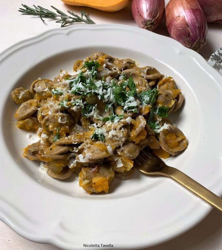 Orecchiette met pompoen, roze ui en rozemarijn