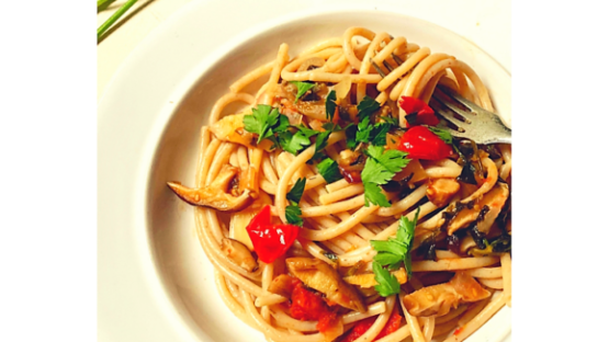 Spaghettoni met shiitake en chilipepers