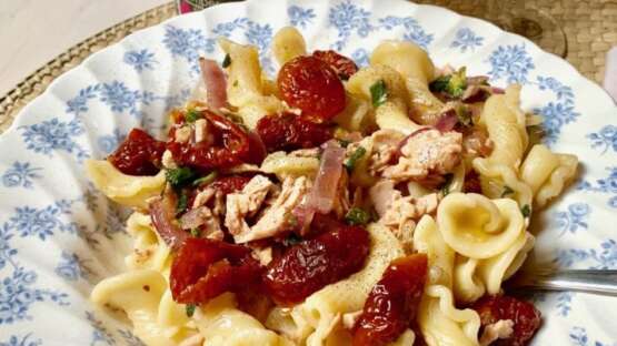 Siciliaanse pasta met tonijn en zongedroogde tomaatjes