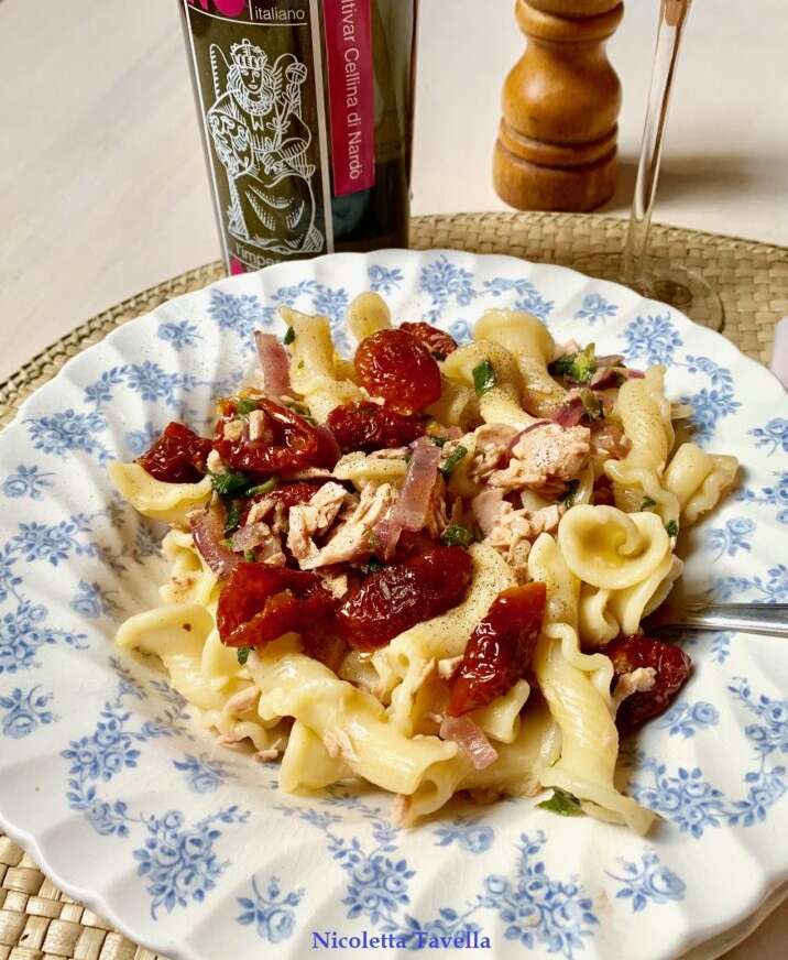 Siciliaanse pasta met tonijn en zongedroogde tomaatjes