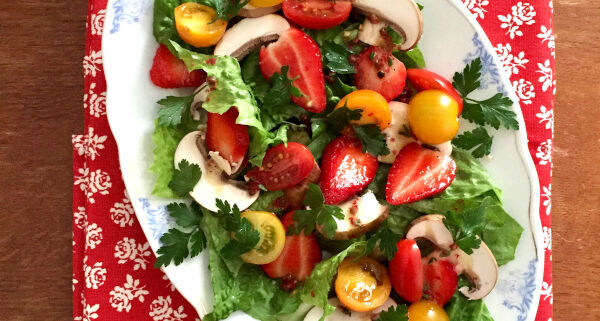 Italian salad with strawberries