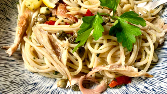 Spaghetti met citroen, gerookte makreel en chili
