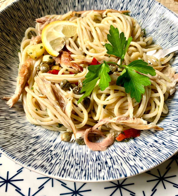 Spaghetti met citroen, gerookte makreel en chili