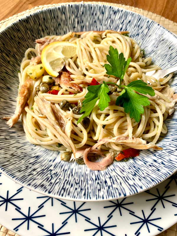 Spaghetti met citroen, gerookte makreel en chili