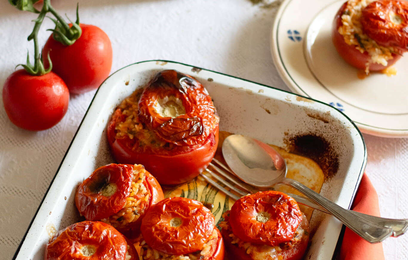 Tomaten gevuld met rijst, kaas en kruiden