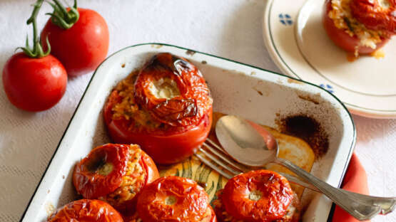 Tomaten gevuld met rijst, kaas en kruiden