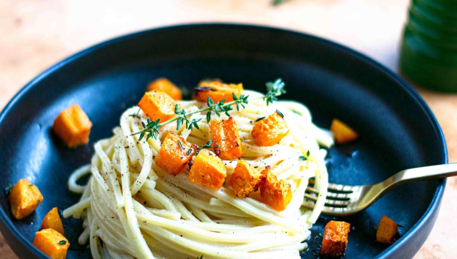 Spaghetti cacio e pepe met geroosterde pompoen en tijm