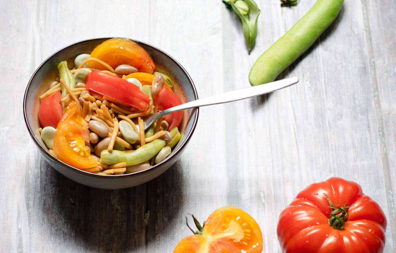 Gebroken udon salade met 3 soorten bonen