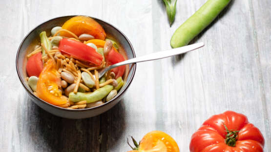 Gebroken udon salade met 3 soorten bonen