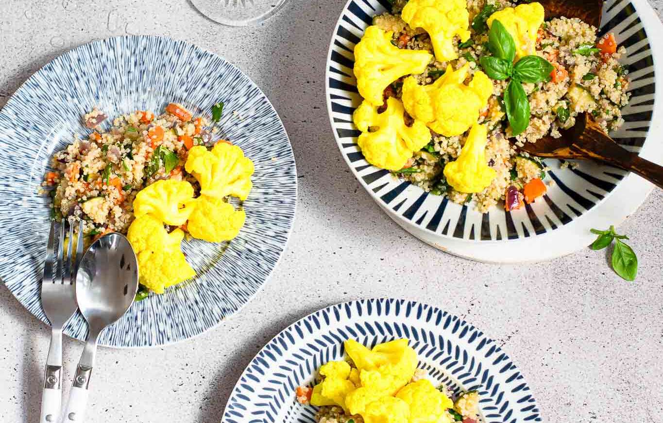 Siciliaanse quinoa salade met groente en ingemaakte bloemkool