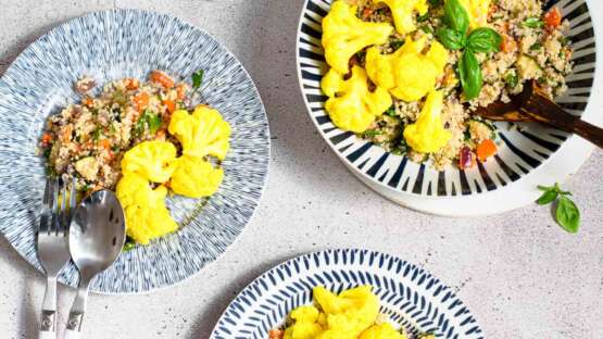 Siciliaanse quinoa salade met groente en ingemaakte bloemkool