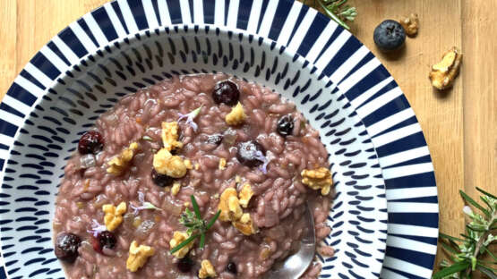Risotto met rozemarijn, rode wijn en blauwe bessen