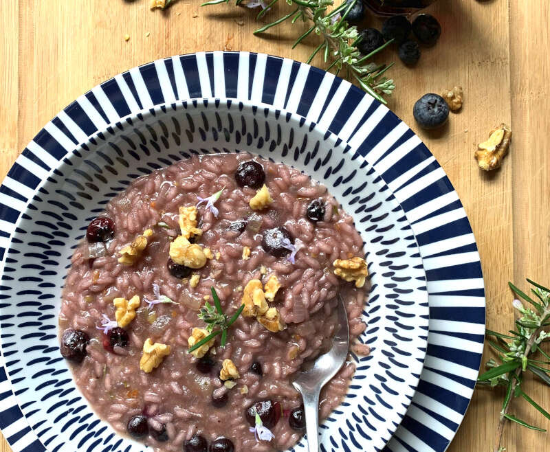 Risotto with rosemary, red wine and blueberries