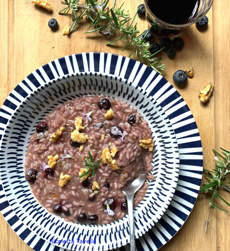 Risotto met rozemarijn, rode wijn en blauwe bessen