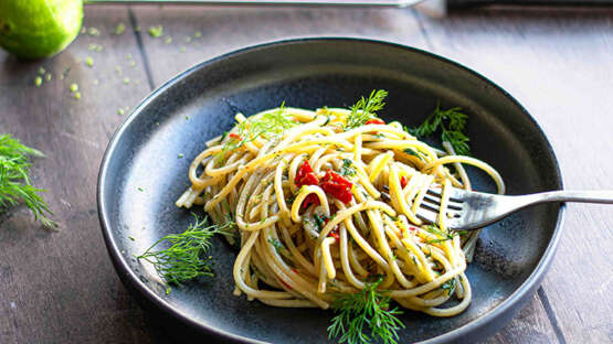 Spaghetti met boter, ansjovis, chili peper en dille