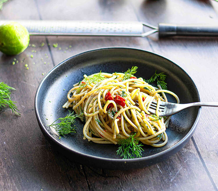 Spaghetti met boter, ansjovis, chili peper en dille