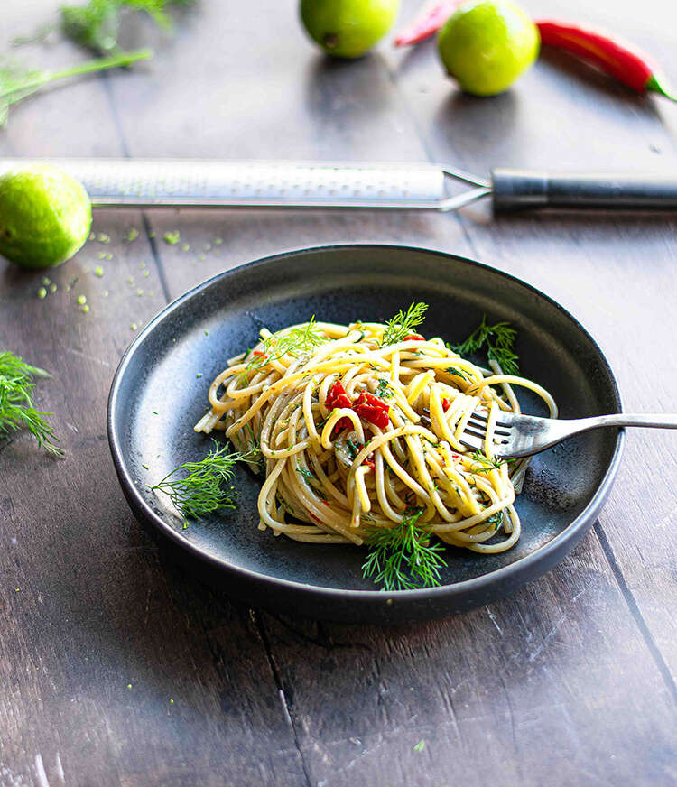 Spaghetti met boter, ansjovis, chili peper en dille