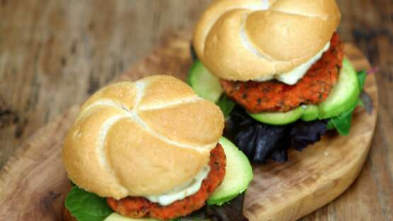 Burgers van wilde zalm met avocado en dragon-limoenmayonaise