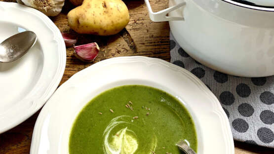 Spinazie-aardappelsoep met curry