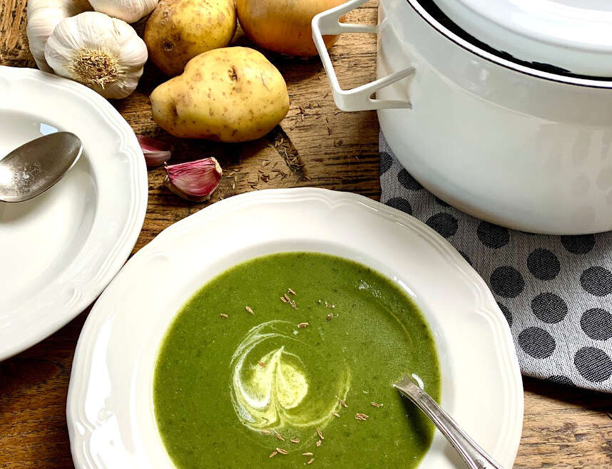 Spinazie-aardappelsoep met curry