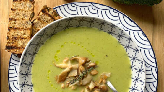 Broccoli, aardappel en shiitake soep