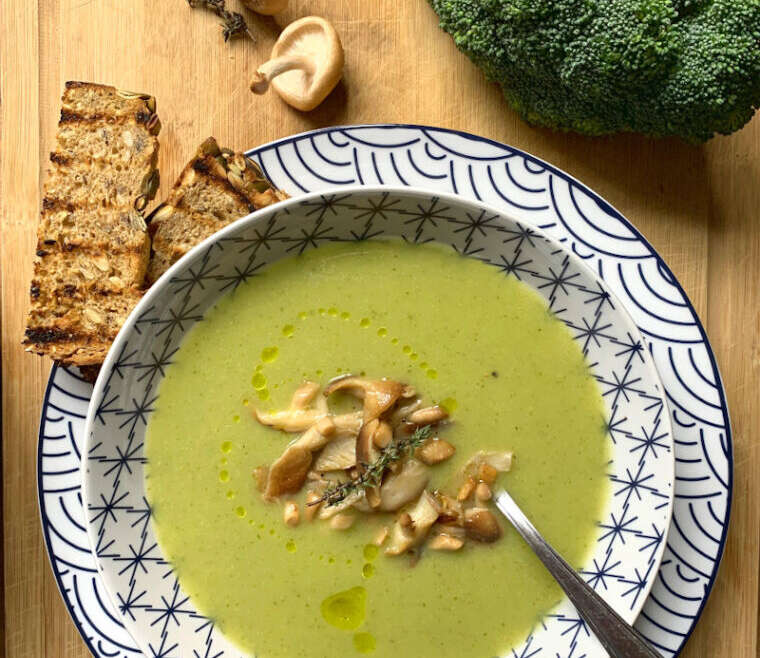 Broccoli, aardappel en shiitake soep