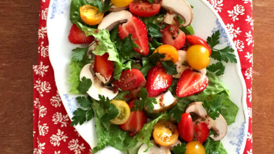 Salade met aardbeien en champignons