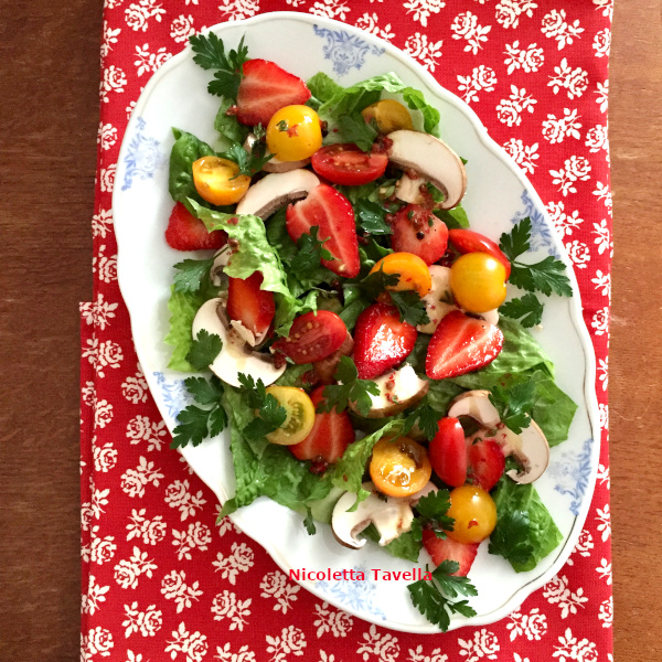 Salade met aardbeien en champignons