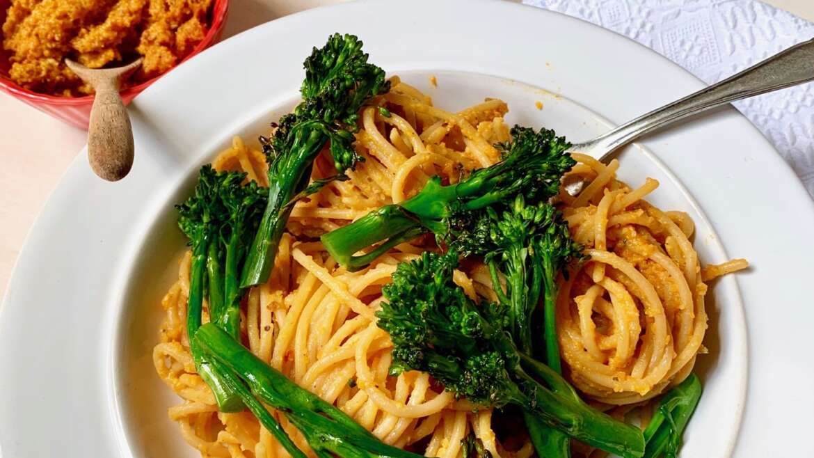 Linzenpasta met wortel-oregano-hazelnootpesto & bimi (vegan)