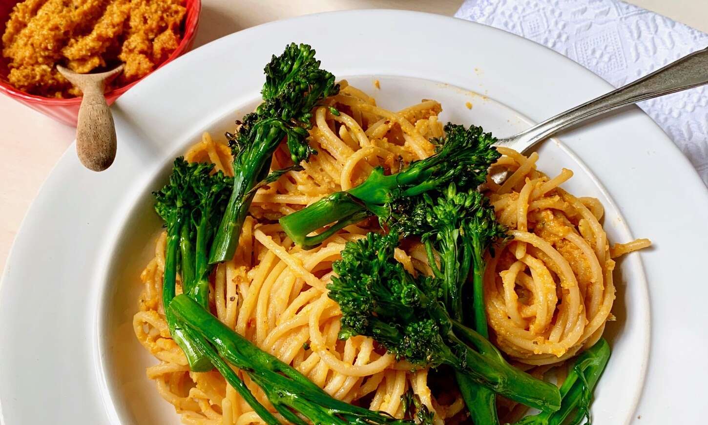 Linzenpasta met wortel-oregano-hazelnootpesto & bimi (vegan)