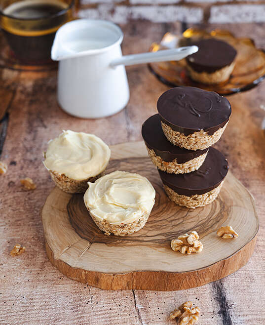 Oats and chocolate cups