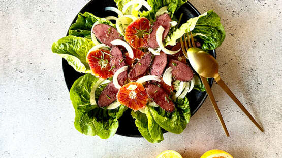 Salade met Romeinse sla, venkel, bloedsinaasappel & wilde gans pastrami