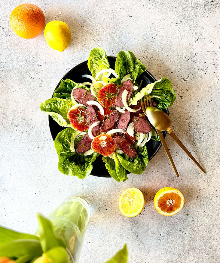 Salade met Romeinse sla, venkel, bloedsinaasappel & wilde gans pastrami